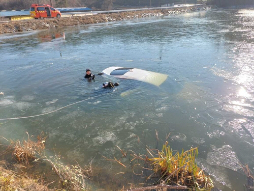 횡성 회진저수지서 차량 추락 사고.<강원특별자치도소방본부 제공, 연합뉴스>